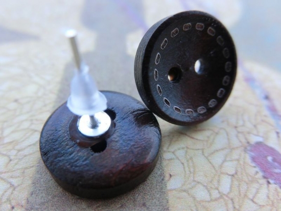 Preview: Holzknopf Ohrstecker mit Naht Gravur Holz Natur